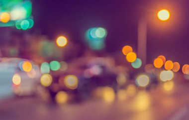 Arka plan kullanımı için gece vakti renkli ışıkları olan bulanık sokak Bokeh 'inin klasik ton görüntüsü .