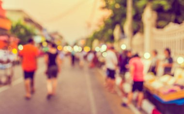 Arka plan kullanımı için Bokeh ile gece pazarının klasik ton bulanık görüntüsü .