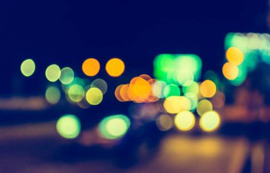 Arka plan kullanımı için gece vakti renkli ışıkları olan bulanık sokak Bokeh 'inin klasik ton görüntüsü .