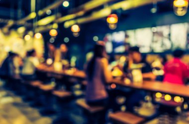 Arka plan kullanımı için Bokeh ile birlikte gece vakti bulanık restoran ya da kafe görüntüsü. (Klasik ton))