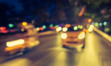 Arka plan kullanımı için gece vakti renkli ışıkları olan bulanık sokak Bokeh 'inin klasik ton görüntüsü .