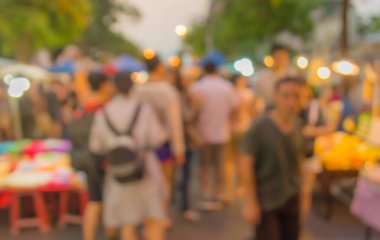 Sokakta gece pazarının bulanık görüntüsü Bokeh ile bulanık arkaplan .