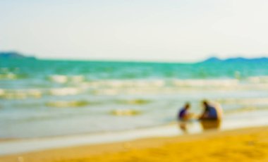 Arka plan kullanımı için sahildeki bulanık insanların soyut görüntüsü .