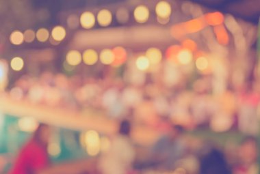 Düğün, akşam yemeği ya da festival etkinliği için hazırlanmış arka plan kullanımı için büyük salonun içindeki güzel ışıklandırma dekorasyonlu büyük yemek masasının soyut bulanık görüntüsü. (Klasik ton))