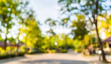 Arka plan kullanımı için köydeki yol ve evin bulanık görüntüsü .