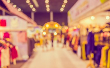 Arkaplan kullanımı için alışveriş merkezinin bulanık görüntüsü. (Klasik ton))