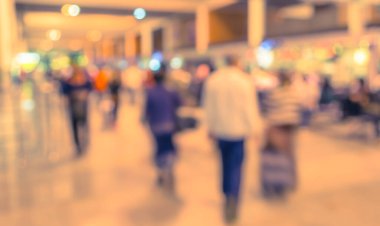 Arka plan kullanımı için havaalanındaki insanların bulanık görüntüsü. (Klasik ton))