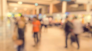 Arka plan kullanımı için havaalanındaki insanların bulanık görüntüsü. (Klasik ton))