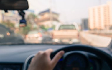 Arka plan kullanımı için gündüz vakti araba kullanan insanların klasik ton bulanık görüntüsü. (içeriden fotoğraf çek)