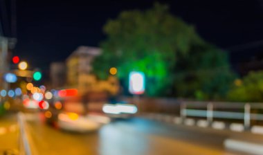 Arkaplan kullanımı için gece vakti renkli ışıkları olan bulanık sokak bokeh görüntüsü .