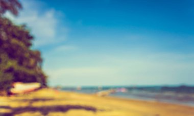 Arka plan kullanımı için bulanık deniz kıyısı ve gökyüzünün soyut görüntüsü. (Klasik ton))