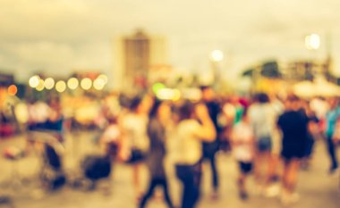 Eskitilmiş ton bulanıklığı, arka plan kullanımı için Bokeh ile gece festivalindeki yemek tezgahının görüntüsü .