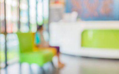 Arka plan kullanımı için oturma odasında oturan insanların bulanık görüntüsü.