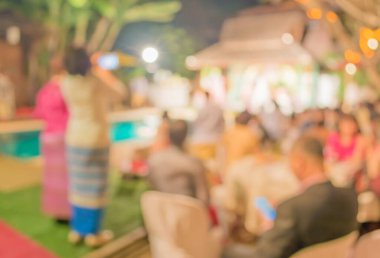 Düğün, akşam yemeği ya da festival etkinliği için hazırlanmış arka plan kullanımı için büyük salonun içindeki güzel ışıklandırma dekorasyonlu büyük yemek masasının soyut bulanık görüntüsü .