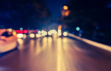 Arka plan kullanımı için gece vakti renkli ışıkları olan bulanık sokak Bokeh 'inin klasik ton görüntüsü .
