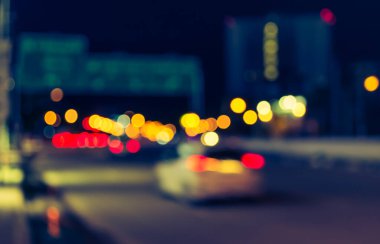Arka plan kullanımı için gece vakti renkli ışıkları olan bulanık sokak Bokeh 'inin klasik ton görüntüsü .