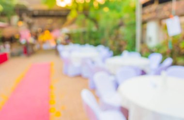 Arkaplan kullanımı için bir açık hava partisi için hazırlanan tablolar ve dekorasyonun bulanık görüntüsü.