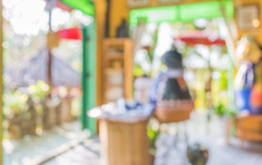 Arka plan kullanımı için Bokeh ile gündüz vakti kahve dükkanının bulanık görüntüsü .