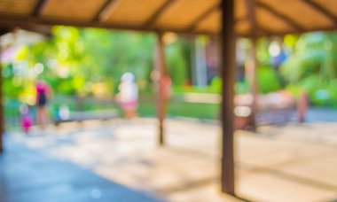 Arka plan kullanımı için açık alanı olan koridorda yürüyen bulanık insanların görüntüsü.