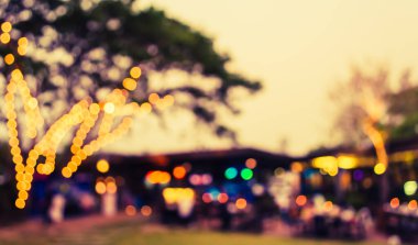 Arka plan kullanımı için akşam vakti açık hava restoranının görüntüsü. (Klasik ton))