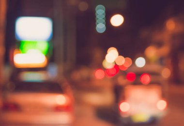 Arka plan kullanımı için gece vakti renkli ışıkları olan Bulanık Sokak Bokeh 'in görüntüsü. (Klasik ton))