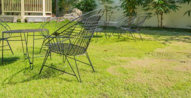 Bahçedeki çelik sandalyeler..