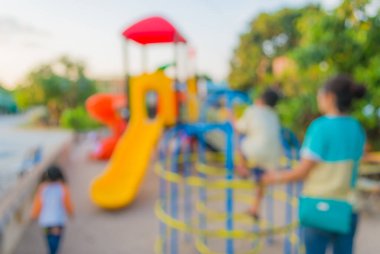 Kamu parkındaki çocuk parkının arka plan kullanımı için bulanık ve bulanık görüntüsü.