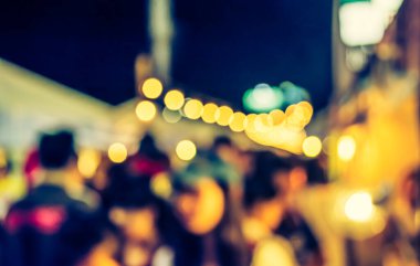 Caddedeki gece festivalinin klasik ton bulanık görüntüsü Bokeh ile bulanık arkaplan .