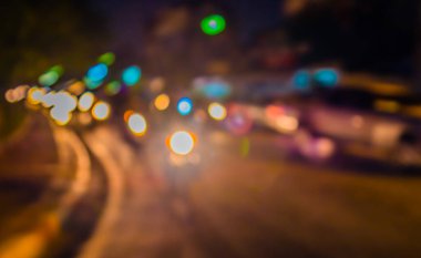 Arka plan kullanımı için gece vakti renkli ışıkları olan bulanık sokak Bokeh 'inin klasik ton görüntüsü .