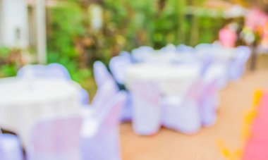 Arkaplan kullanımı için bir açık hava partisi için hazırlanan tablolar ve dekorasyonun bulanık görüntüsü.