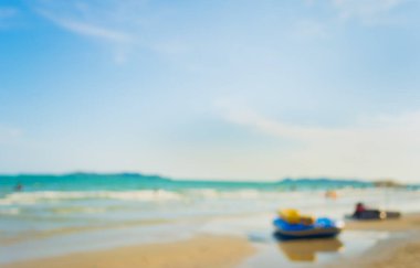 Arkaplan kullanımı için bulanık sahil ve denizin soyut görüntüsü .