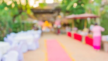 Arkaplan kullanımı için bir açık hava partisi için hazırlanan tablolar ve dekorasyonun bulanık görüntüsü.