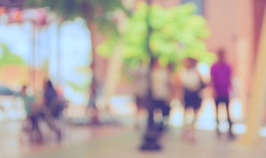 Klasik ton, arka plan kullanımı için sokak alışveriş merkezinin ve insanların görüntüsünü bulanıklaştırdı.