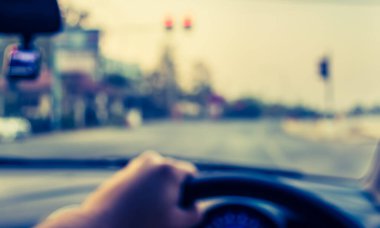 Gündoğumunda arka plan kullanımı için araba kullanan insanların klasik ton bulanıklığı görüntüsü. (içeriden fotoğraf çek)