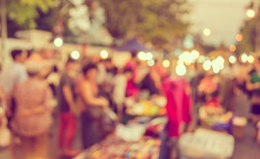 Arka plan kullanımı için Bokeh ile gece pazarının klasik ton bulanık görüntüsü .