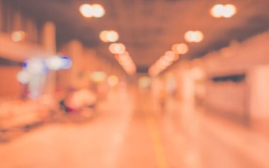 Koridorun bulanık görüntüsü ve arka plan kullanımı için havaalanındaki insanlar. (Klasik ton))