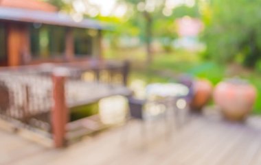 Soyut bulanık açık hava kahve kulübesi görüntüsü gündüz vakti, arka plan kullanımı için bahçede .