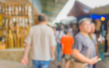 Pazar yerinde yürüyen insanların bulanık görüntüsü, Bokeh ile arka plan bulanık .