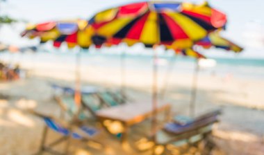 Arka plan kullanımı için Bokeh ile plajda bulanık güneş yatağı görüntüsü.