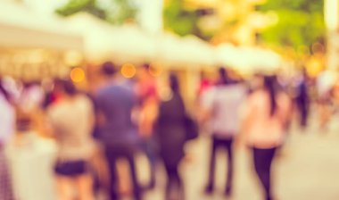 Arka plan kullanımı için gündüz festivalinin soyut bulanık görüntüsü. (Klasik ton))