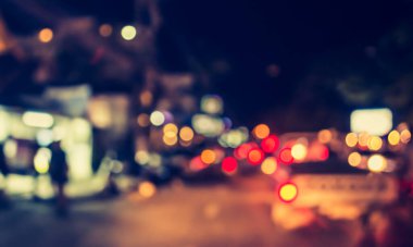 Arka plan kullanımı için gece vakti renkli ışıkları olan bulanık sokak Bokeh 'inin klasik ton görüntüsü .