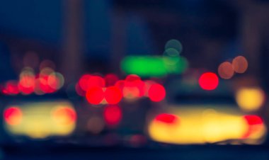 Arka plan için gece vakti trafik sıkışıklığından gelen bokeh ışıkları olan içerideki arabaların klasik ton bulanık görüntüsü.