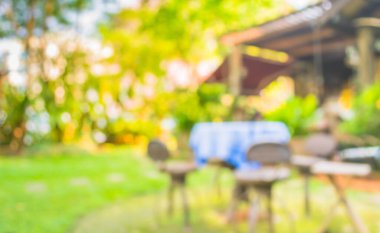 Soyut bulanık açık hava kahve kulübesi görüntüsü gündüz vakti, arka plan kullanımı için bahçede .