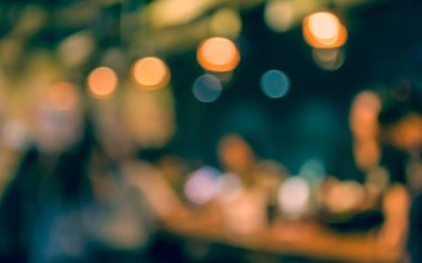 Arka plan kullanımı için Bokeh ile birlikte gece vakti bulanık restoran ya da kafe görüntüsü. (Klasik ton))