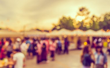 Gündüz festivalinde arka plan kullanımı için yiyecek tezgahının soyut bulanık görüntüsü. (Klasik ton))