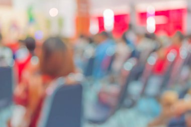 Arka plan kullanımı için çocukların gösterisini sahnede görmek isteyen bulanık insanların görüntüsü .