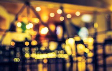 Arka plan kullanımı için gece vakti bulanık restoran görüntüsü. (Klasik ton))