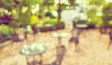 Soyut dış mekan kahve kulübesi görüntüsü gündüz vakti bulanıklaşır, arka plan kullanımı için bahçede. (Klasik ton))