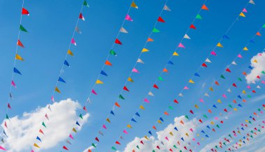 Festivalin bayrak çizgisinin gündüz arkaplanında mavi gökyüzü .