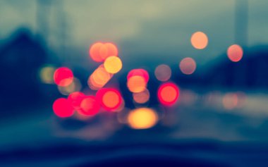 Arka plan kullanımı için gece vakti trafik sıkışıklığı olan kapalı vagonların bulanık görüntüsü. (Klasik ton))